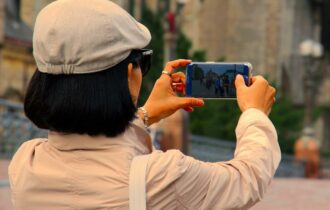 picture about augmented reality and travel and tourism industry